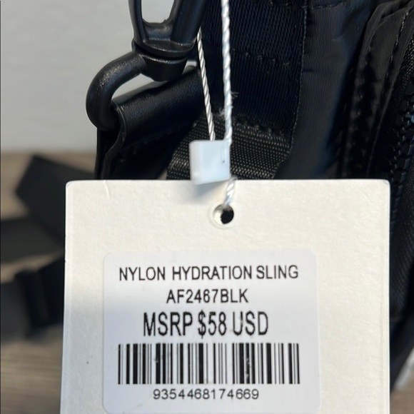 Wilo The Label Black Hydration Bag with Cell Phone/Keys Pocket - Picture 10 of 13